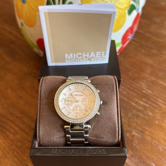 Michael Kors Silver-Tone Glitz Parker Watch - Picture 10 of 16